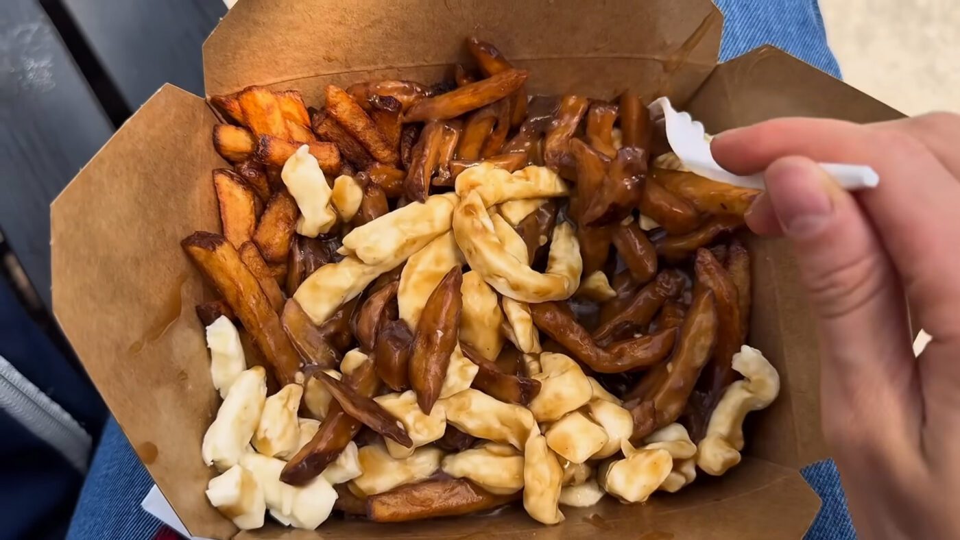 Знаменита канадська картопля poutine. Джерело: YouTube-канал Viktoriia Nova