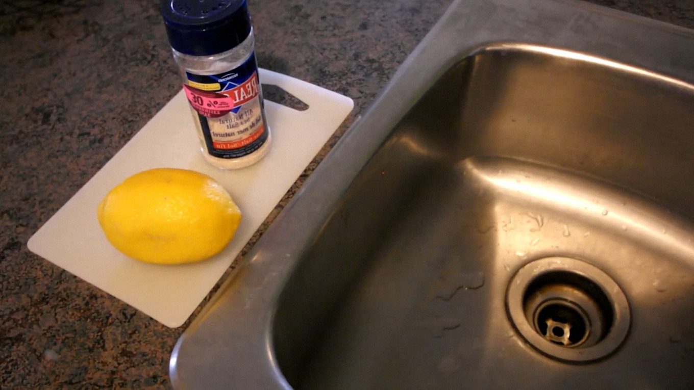 Як за допомогою лимонних шкірок прибрати жир з кухні