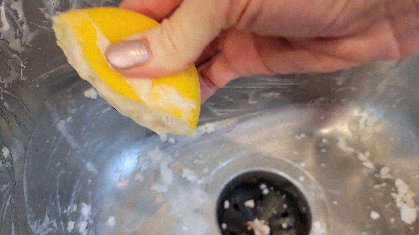 Господині показали, як очистити будь-яку мийку лимоном і сіллю