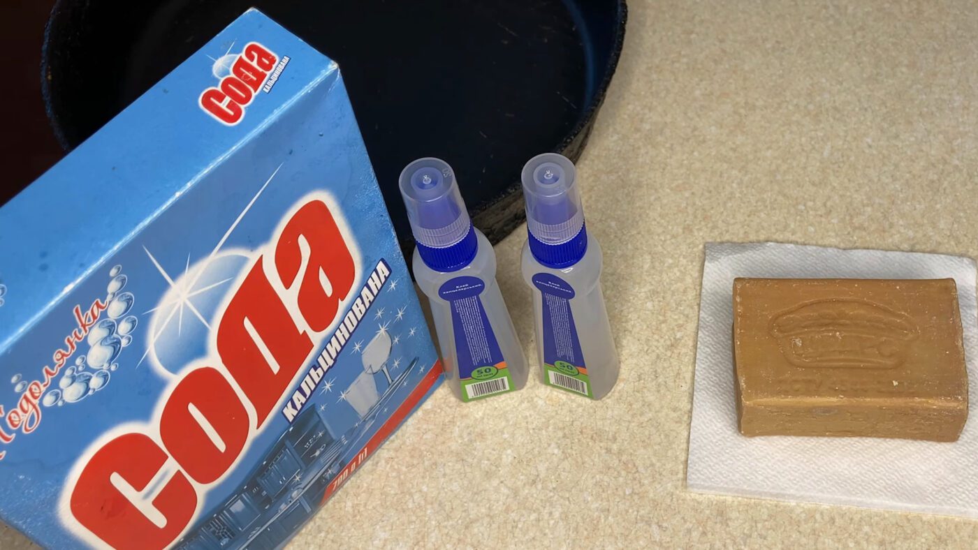 Господині показали, як відчистити чавунну сковорідку з багаторічним нагаром