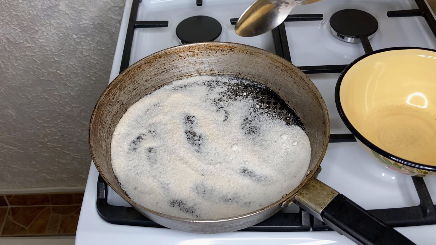 Кухарі пояснили, як зробити антипригарною навіть стару чавунну пательню