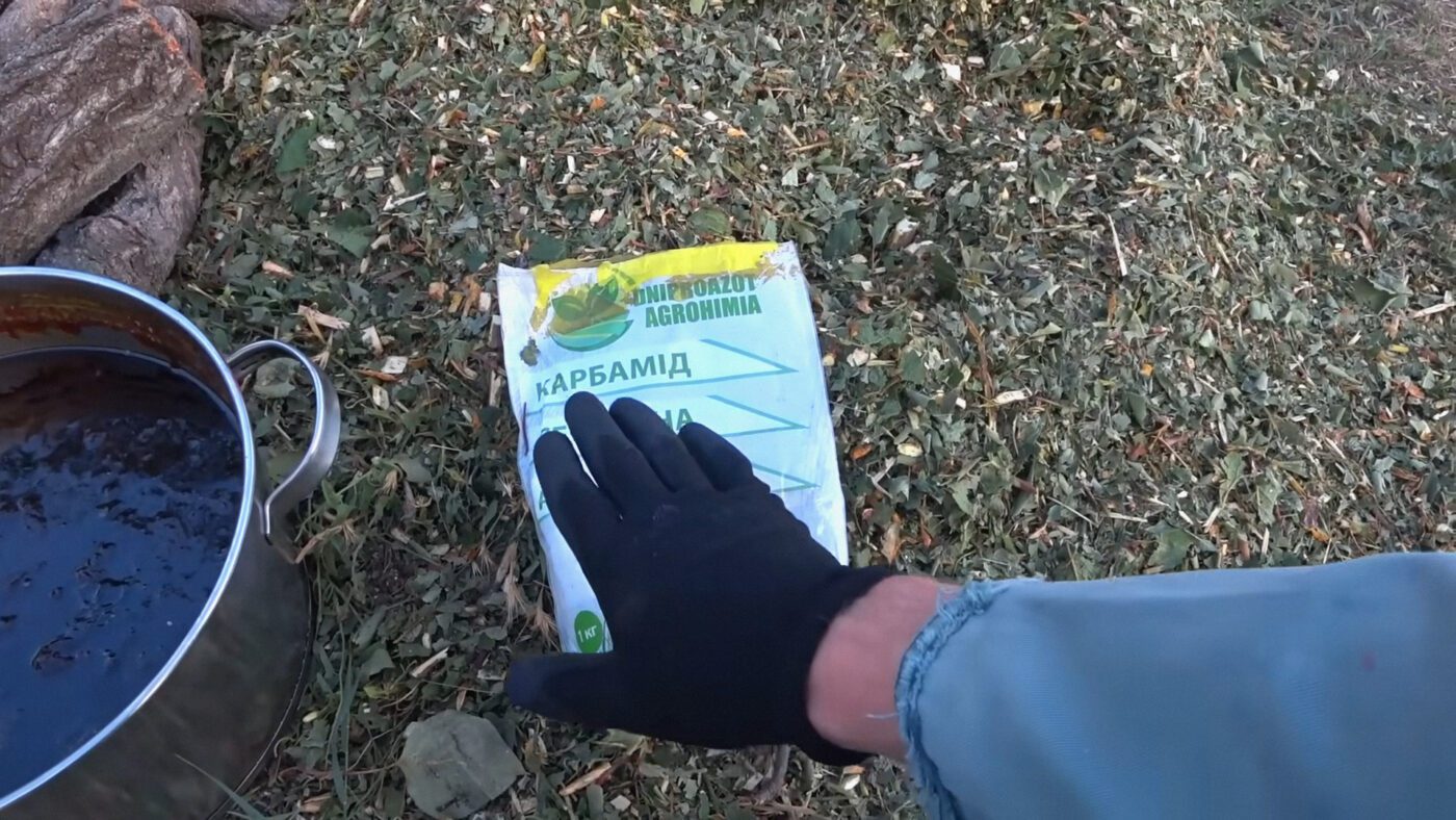 Фермери поділилися рецептом натурального добрива з бадилля та золи