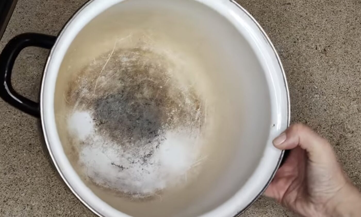 Який засіб найкраще відмиває каструлі від нагару