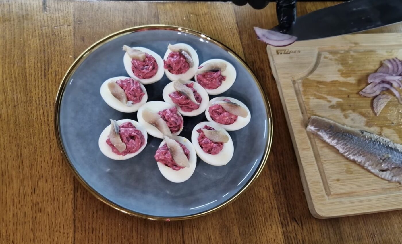 Рецепт фаршированих яєць з буряком і оселедцем