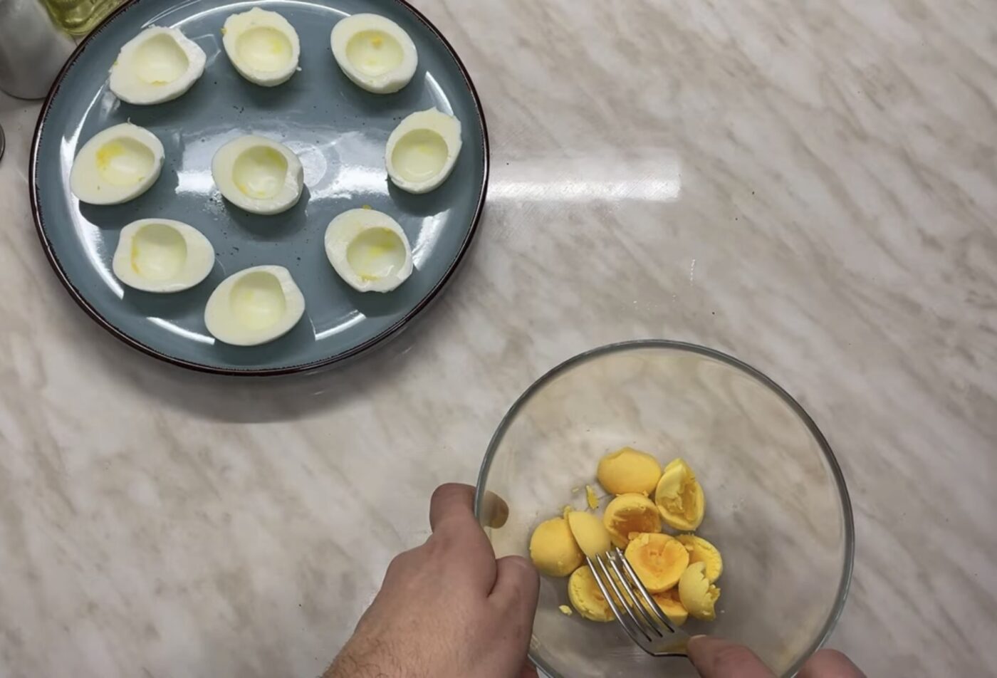 Рецепт фаршированих яєць з буряком і оселедцем