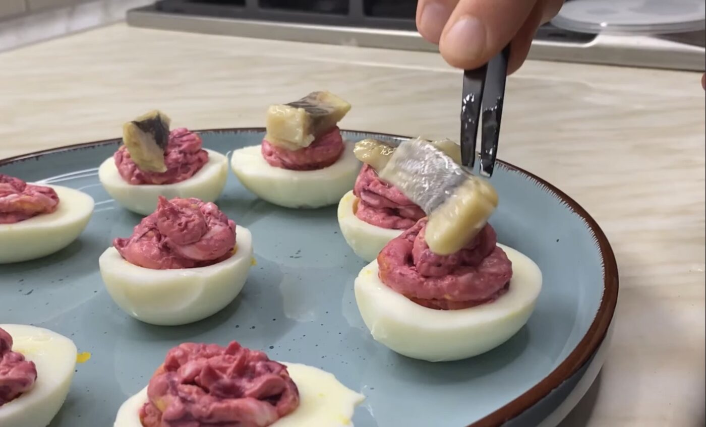 Рецепт фаршированих яєць з буряком і оселедцем