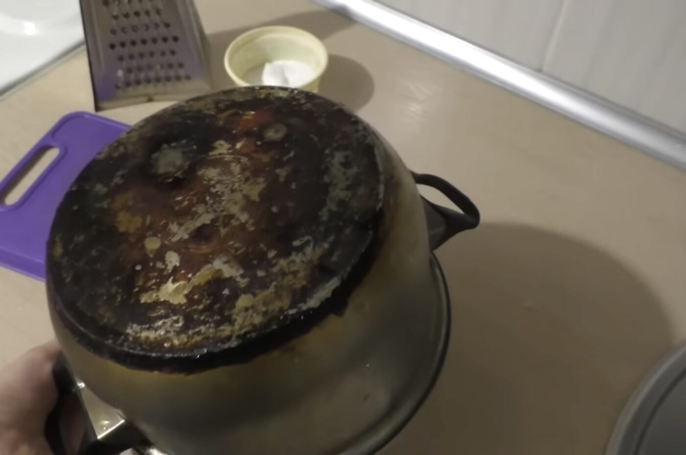 Простий метод миття каструль до блиску