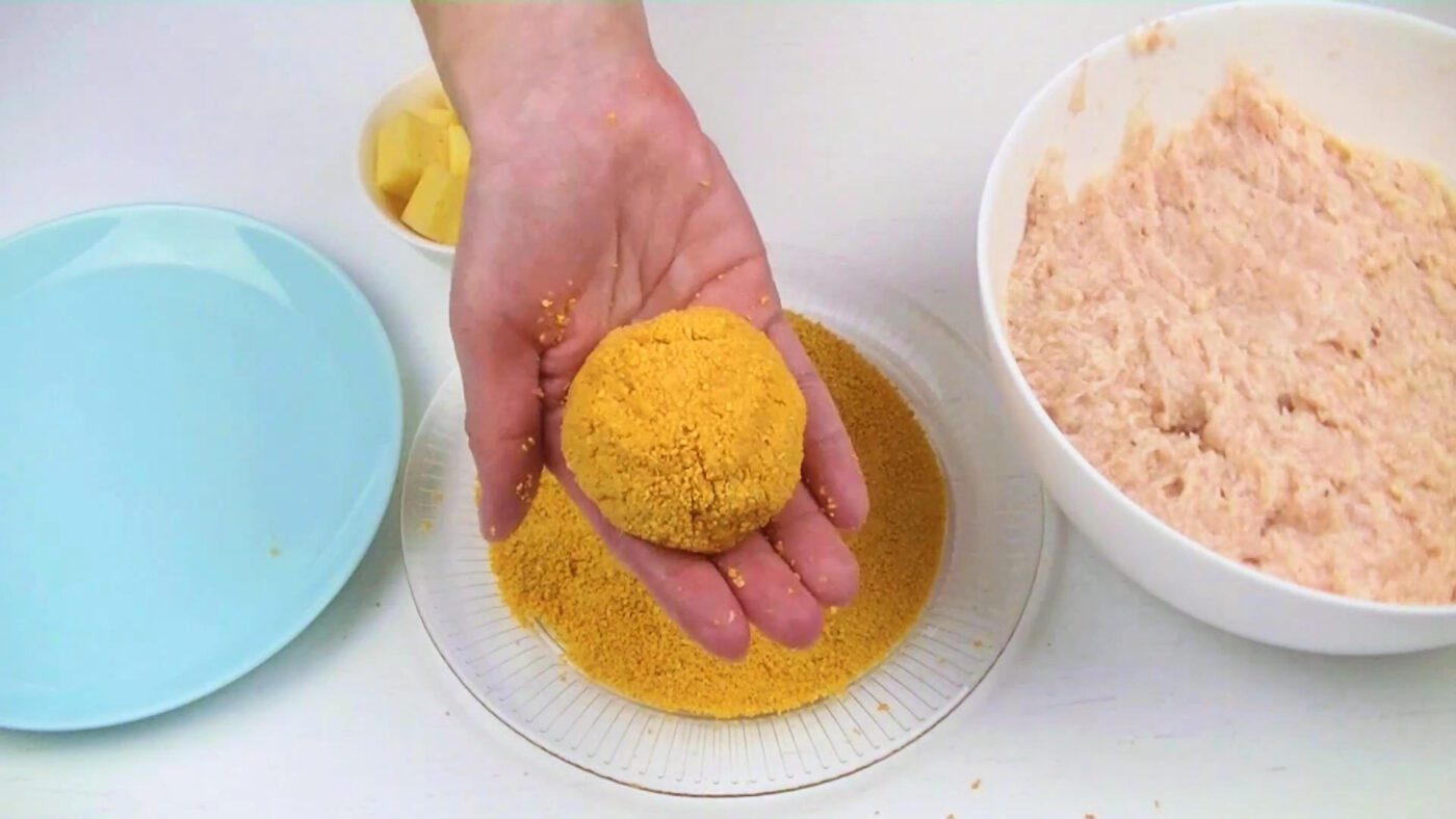 Кухарі розповіли, як приготувати соковиті курячі котлети з сиром