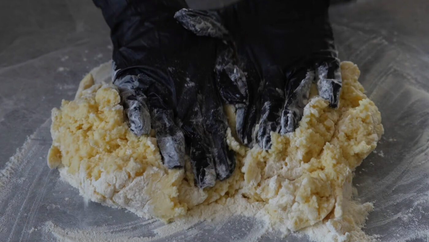 Кондитери показали, як приготувати ніжний домашній пиріг з недорогих продуктів