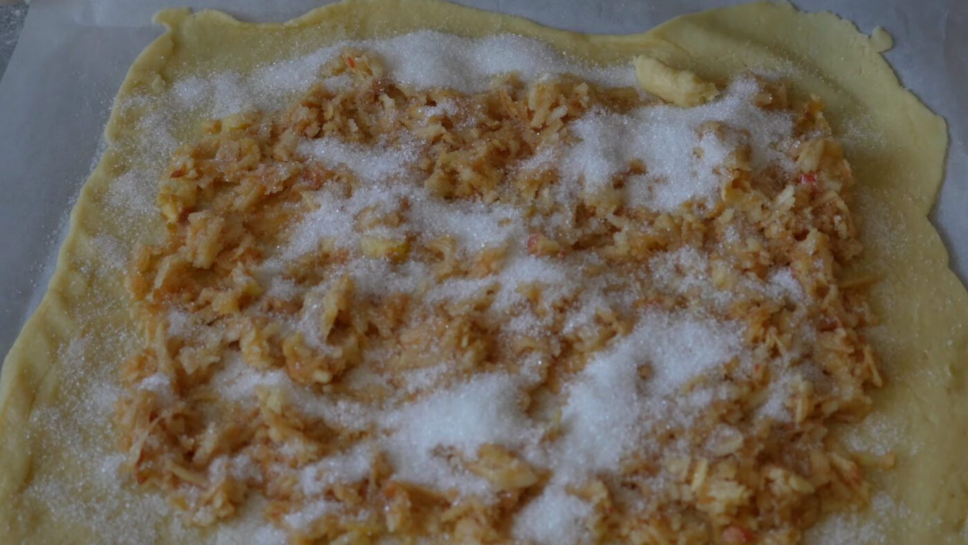 На верхньому пласті тіста обов'язково зробіть проколи виделкою