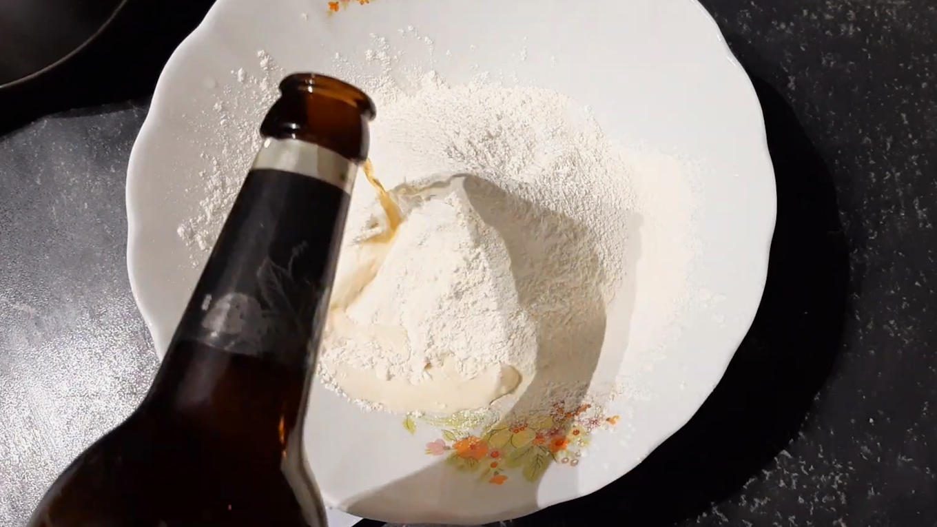 Якщо хочеться ще більш рум'яної скоринки, то додайте також в тісто трішки цукру