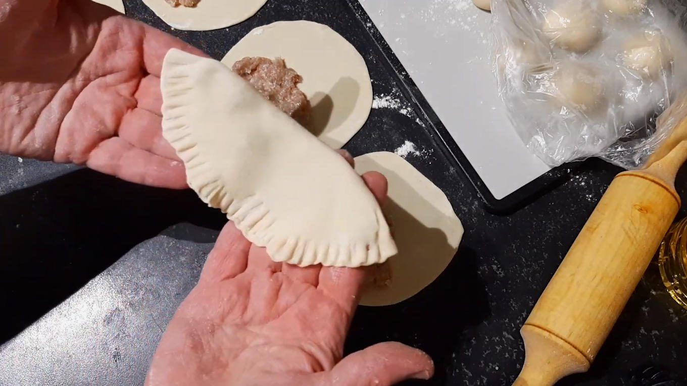 Подавати чебуреки можна просто так або з соусом на основі йогурту, сметани чи томатів