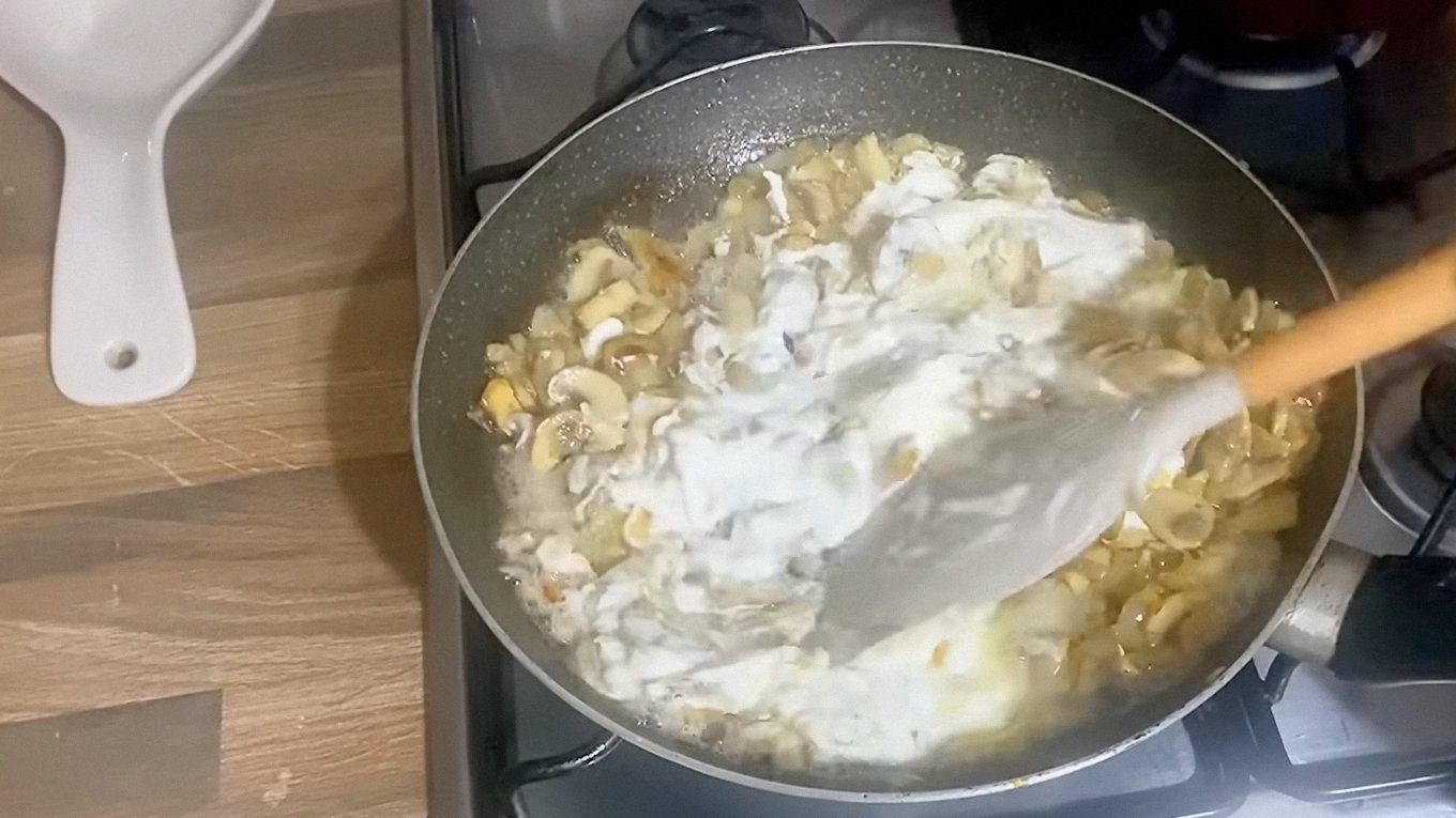 Підливу можна зробити з м'ясом, щоб страва була ситнішою та смачнішою