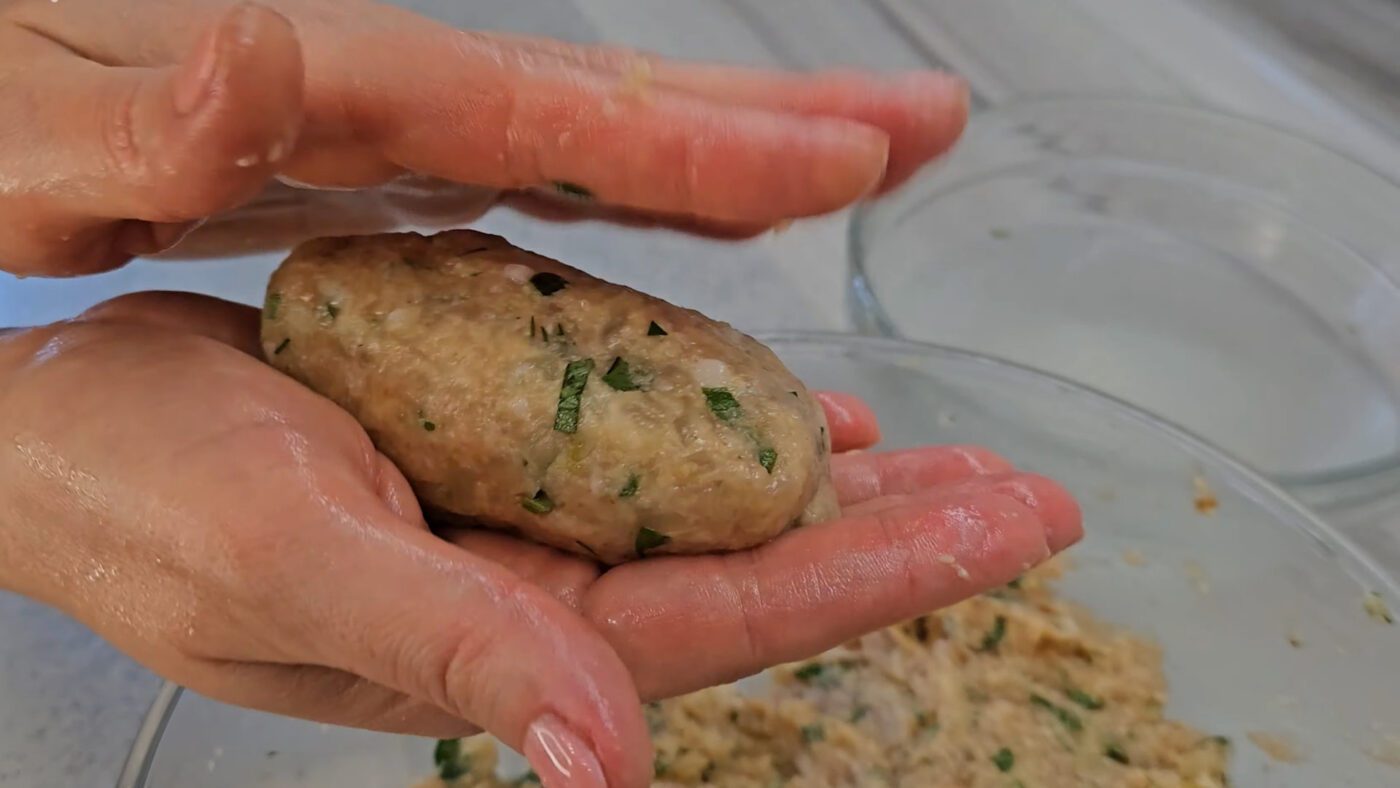 Кухарі розповіли секрет соковитих котлет без хліба та яєць