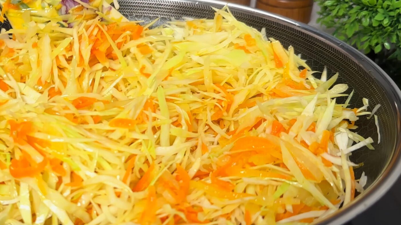 Краще використовувати молоду капусту, бо вона ніжніша та швидше готується