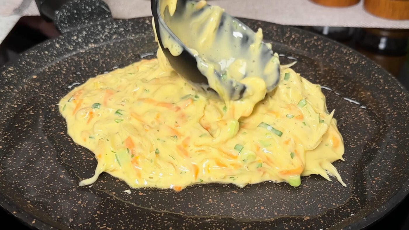 Рецепт смачних капустяних млинчиків з соусом на основі огірка та сметани