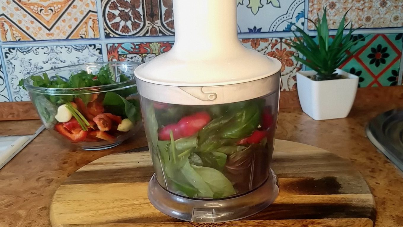 Господині розповіли, як приготувати вірменські пряні помідори з перцем на зиму