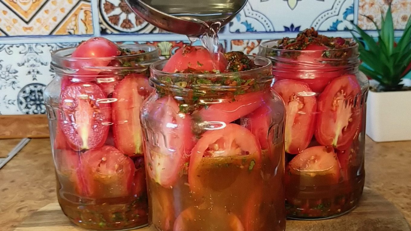 Господині розповіли, як приготувати вірменські пряні помідори з перцем на зиму