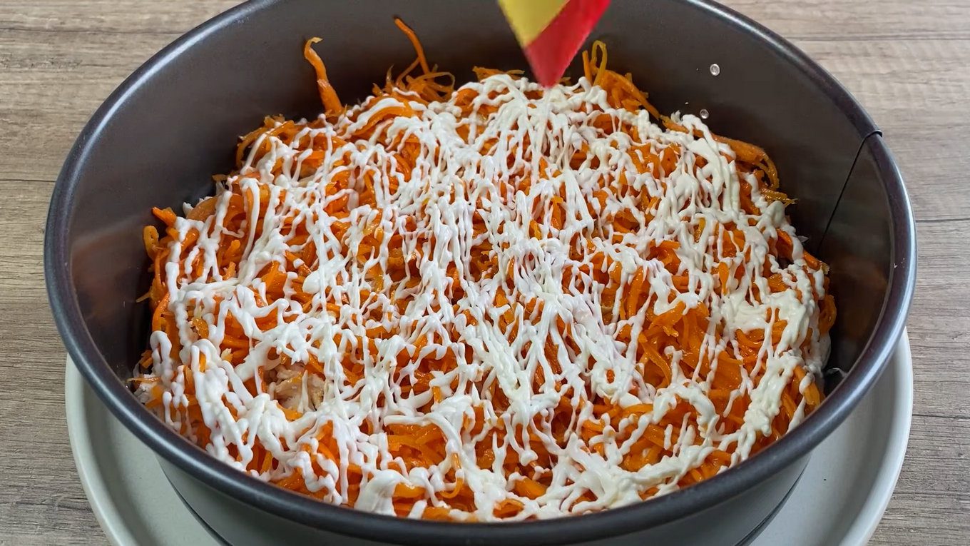 Господині показали, як приготувати смачний святковий салат з мінімального набору продуктів