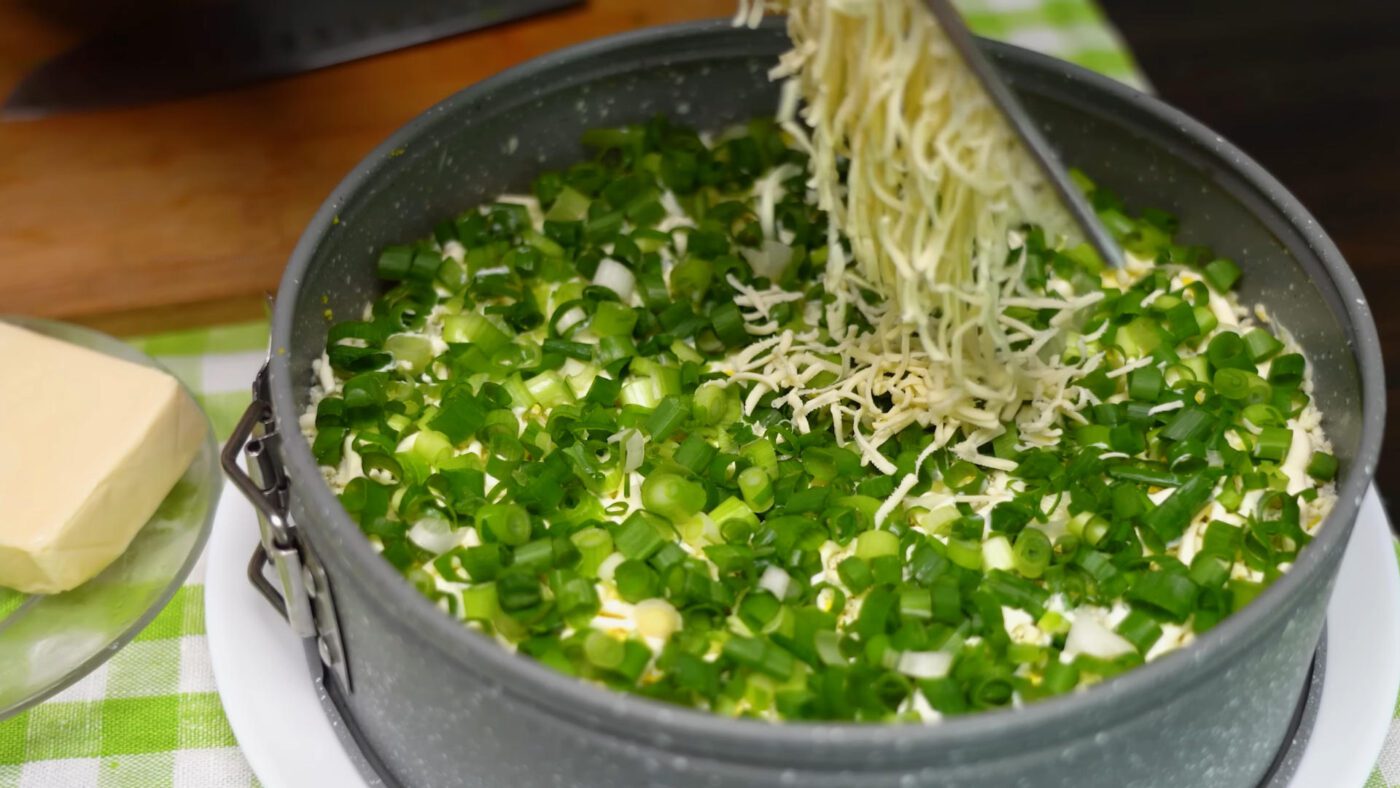 Якщо хочете, щоб салат був легшим, то замість майонезу можна брати сметану чи йогурт без смаку