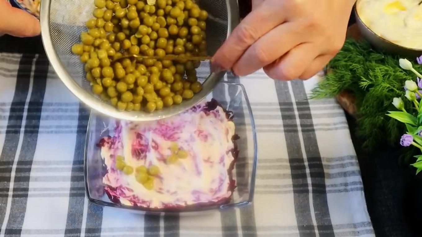 Господині поділилися рецептом смачного салату з буряком та горошком