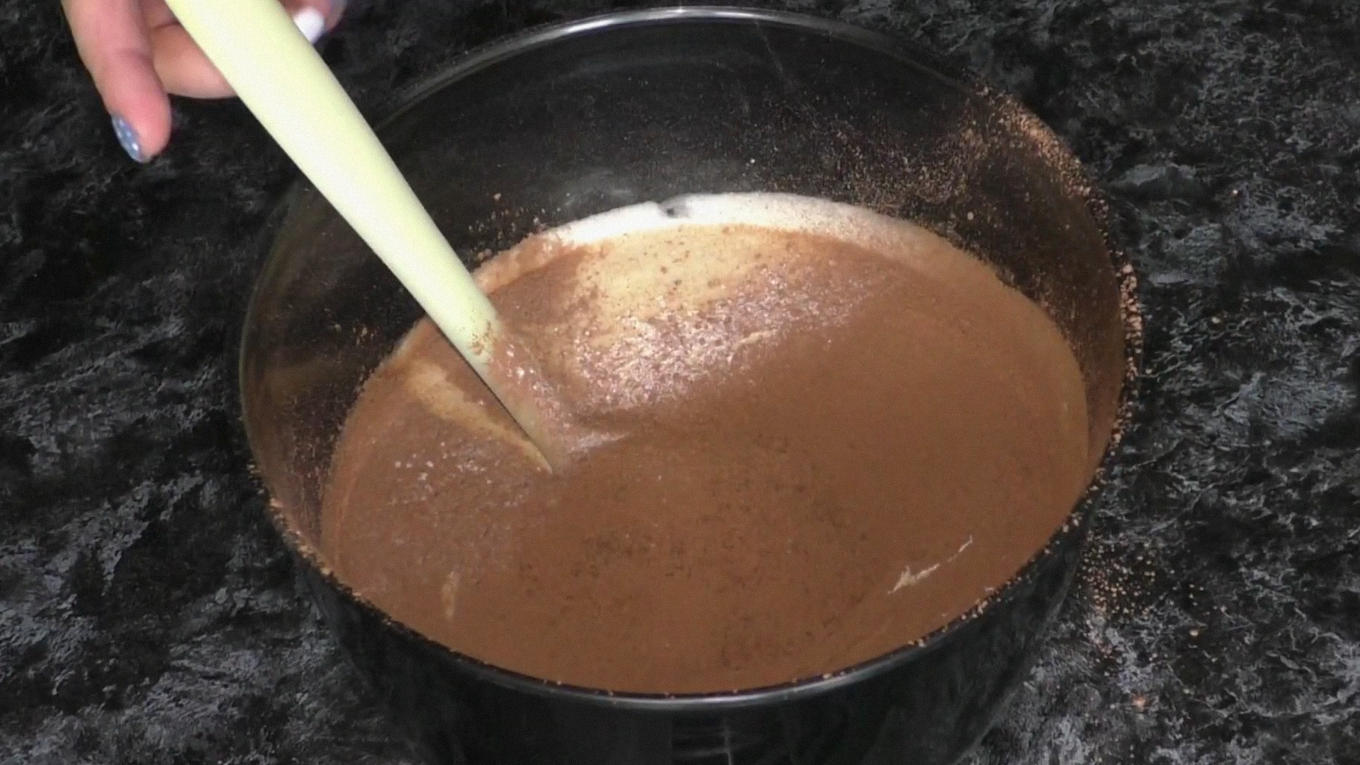 Кондитери пояснили, як приготувати шоколадний торт з тістом на кефірі