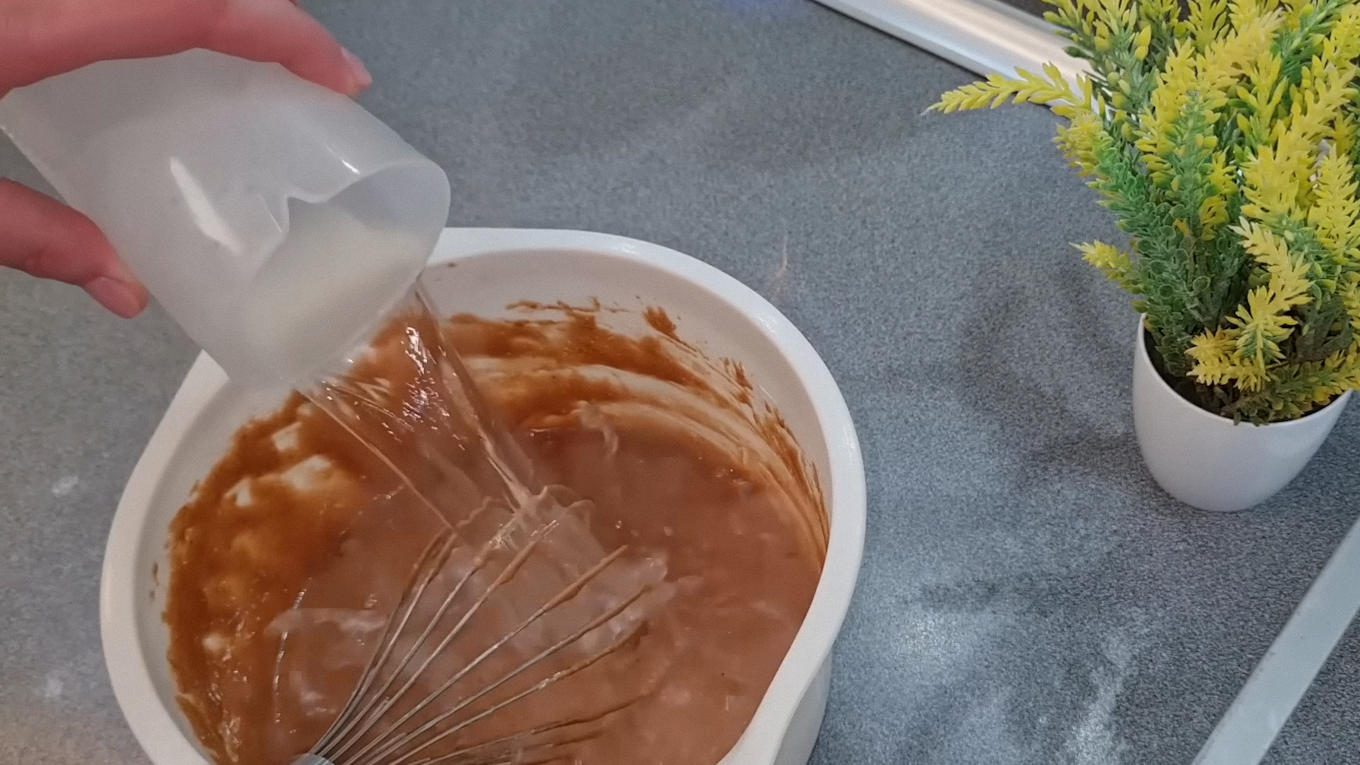 Простий торт з заварним кремом і випіканням коржів на пательні