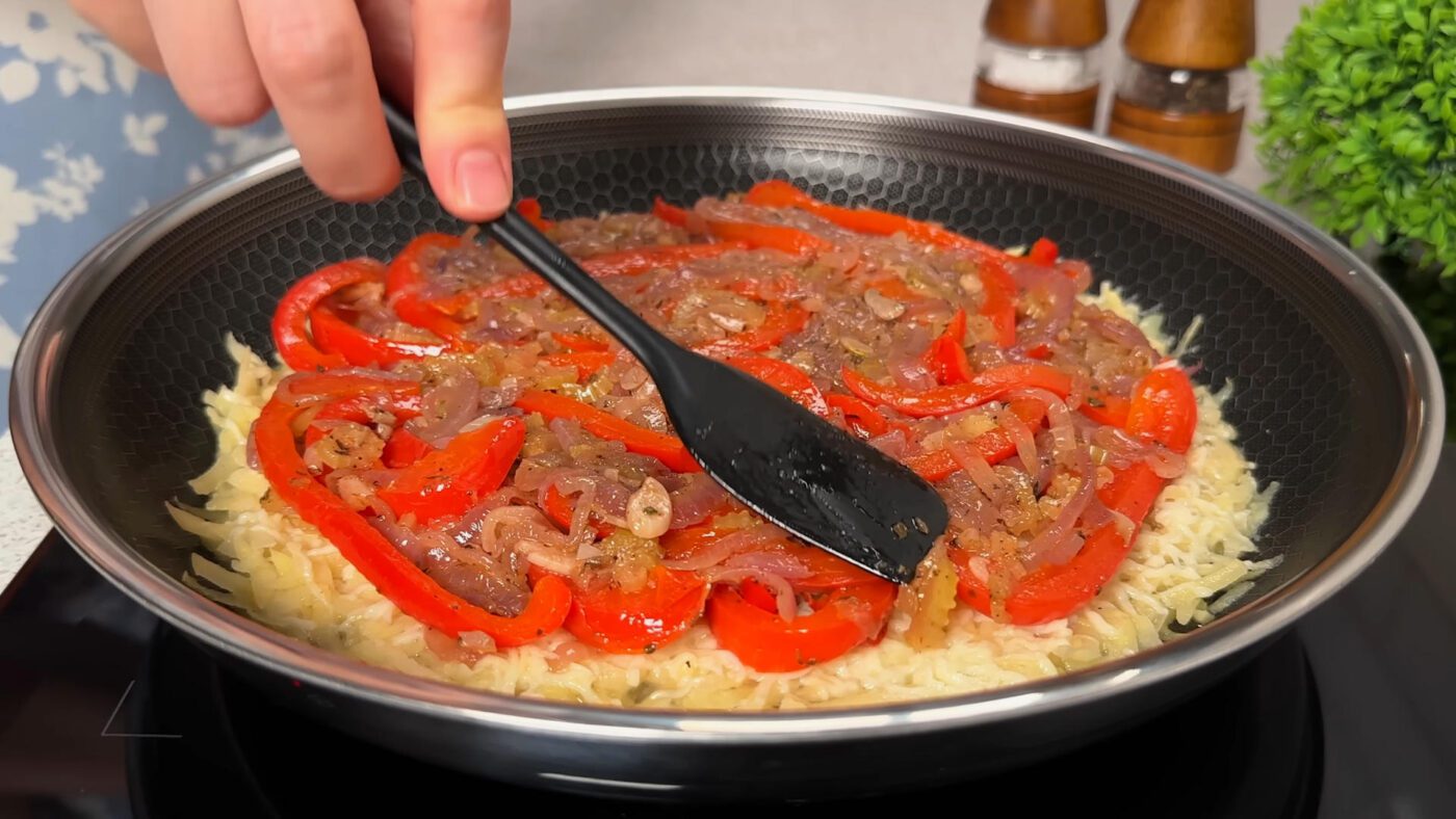 Кухарі показали, як приготувати смачну картопляну запіканку на сковороді