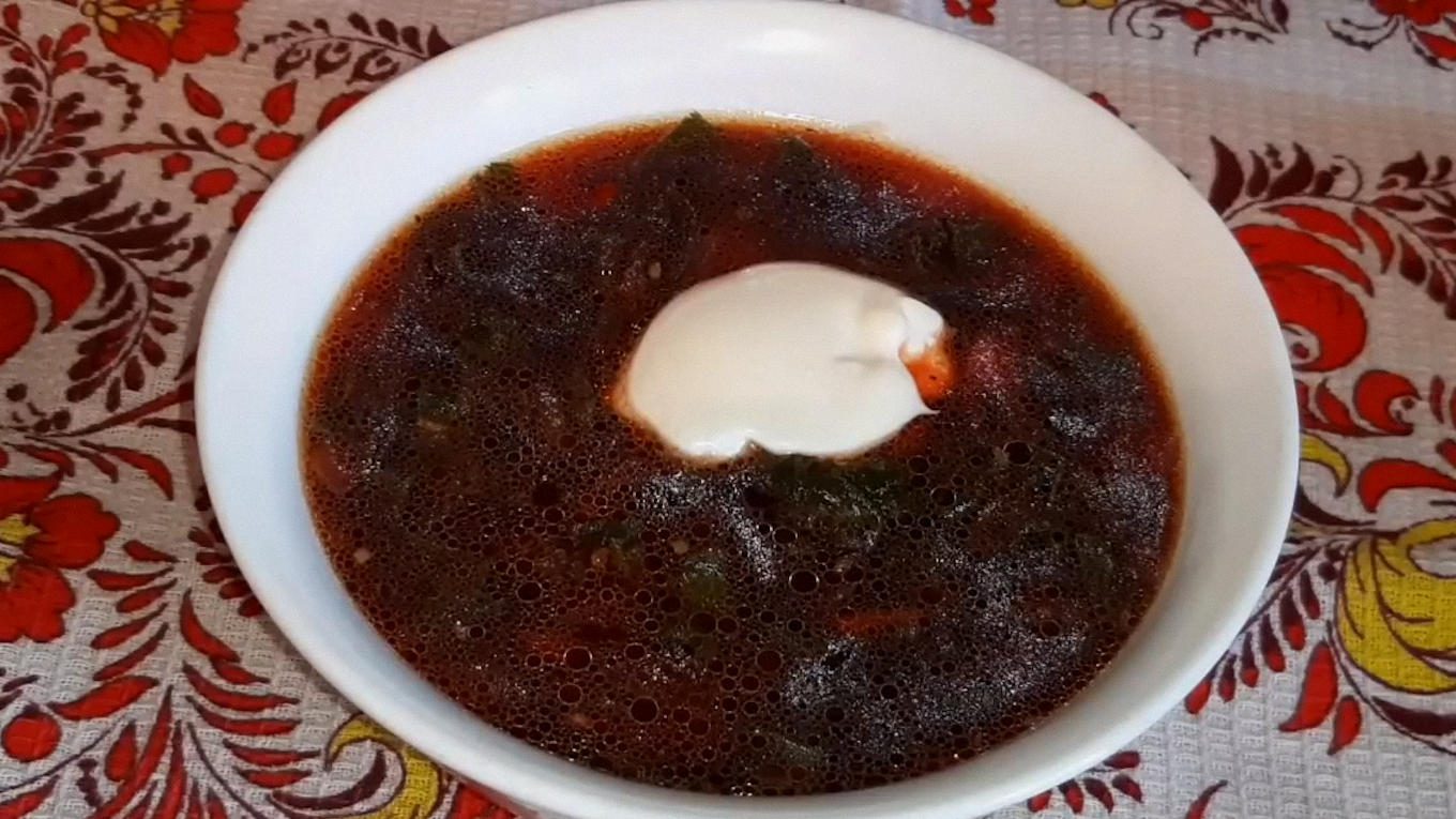 Кухарі пояснили, як приготувати борщ з буряковим листям замість коренеплодів