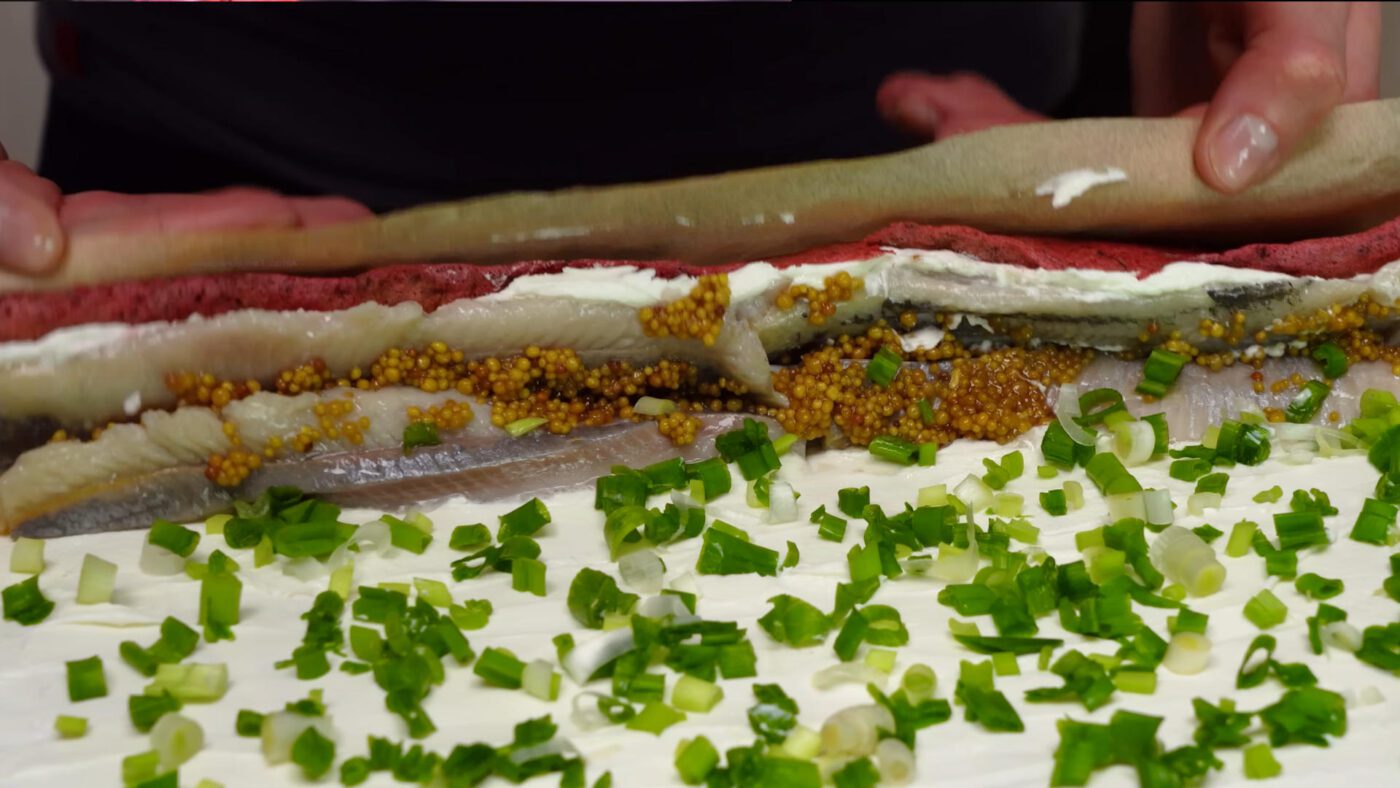 Замість цибулі в рулет можна загорнути трішки свіжого кропу, петрушки чи маринований огірок кубиком