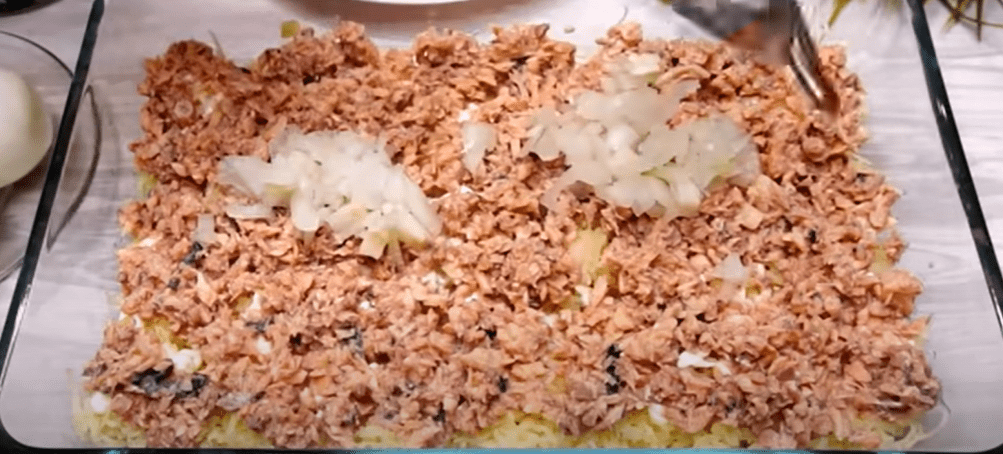 Рецепт салату з консервованої риби