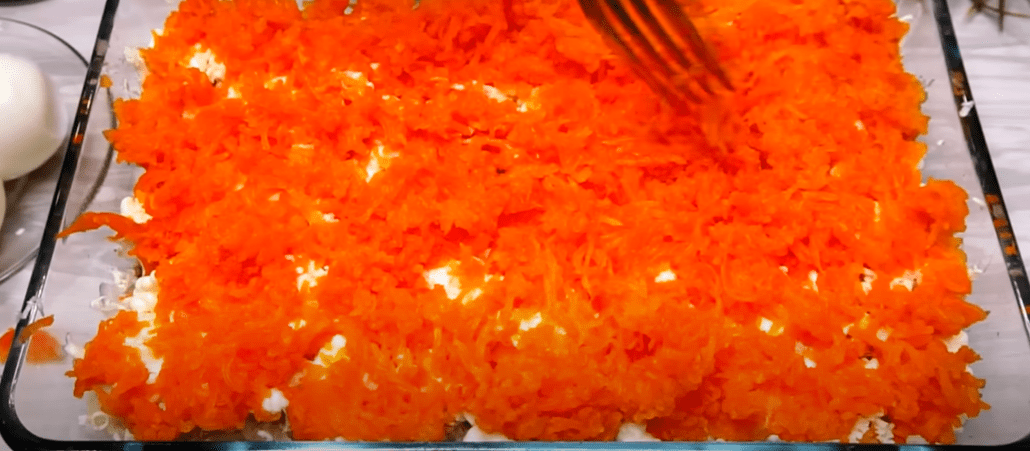 Рецепт салату з консервованої риби