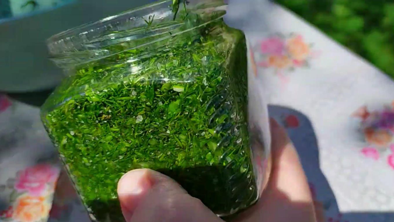 Господині показали, як зберігати зелень без заморозки