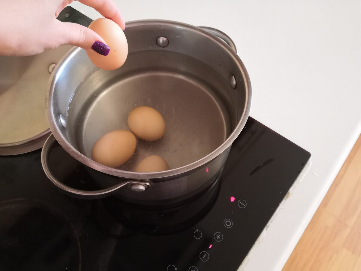 Експерти пояснили, як правильно варити курячі яйця, аби потім вони легко чистились і були смачні