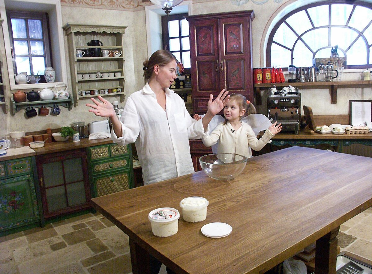 Юлія Висоцька зізналась, що разом з Андрієм Кончаловським вони удочерили дівчинку Софію