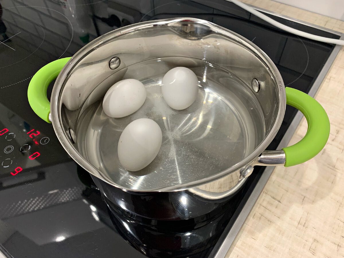 Лайфхак для легкого чищення яєць від шкаралупи