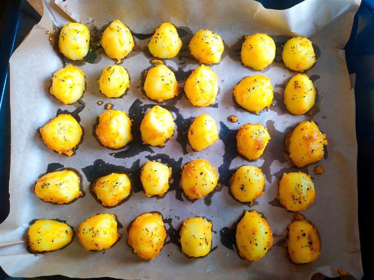 Кулінари розповіли, як приготувати хрустку картоплю в духовці – простий рецепт нашвидкуруч
