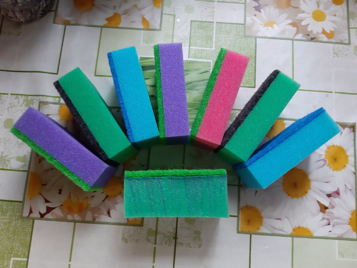 Експерти пояснили, як правильно зберігати губку для миття посуду, аби вона не пліснявіла