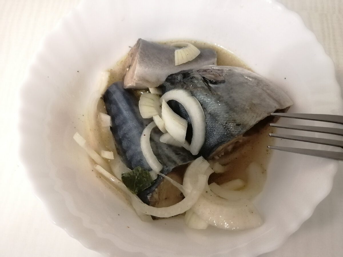 Кулінари поділились рецептом смачної та насиченої маринованої скумбрії – секретний спосіб