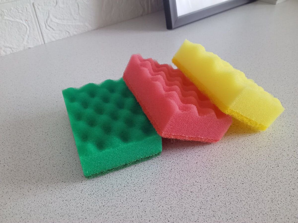 Експерти пояснили, як правильно зберігати губку для миття посуду, аби вона не пліснявіла