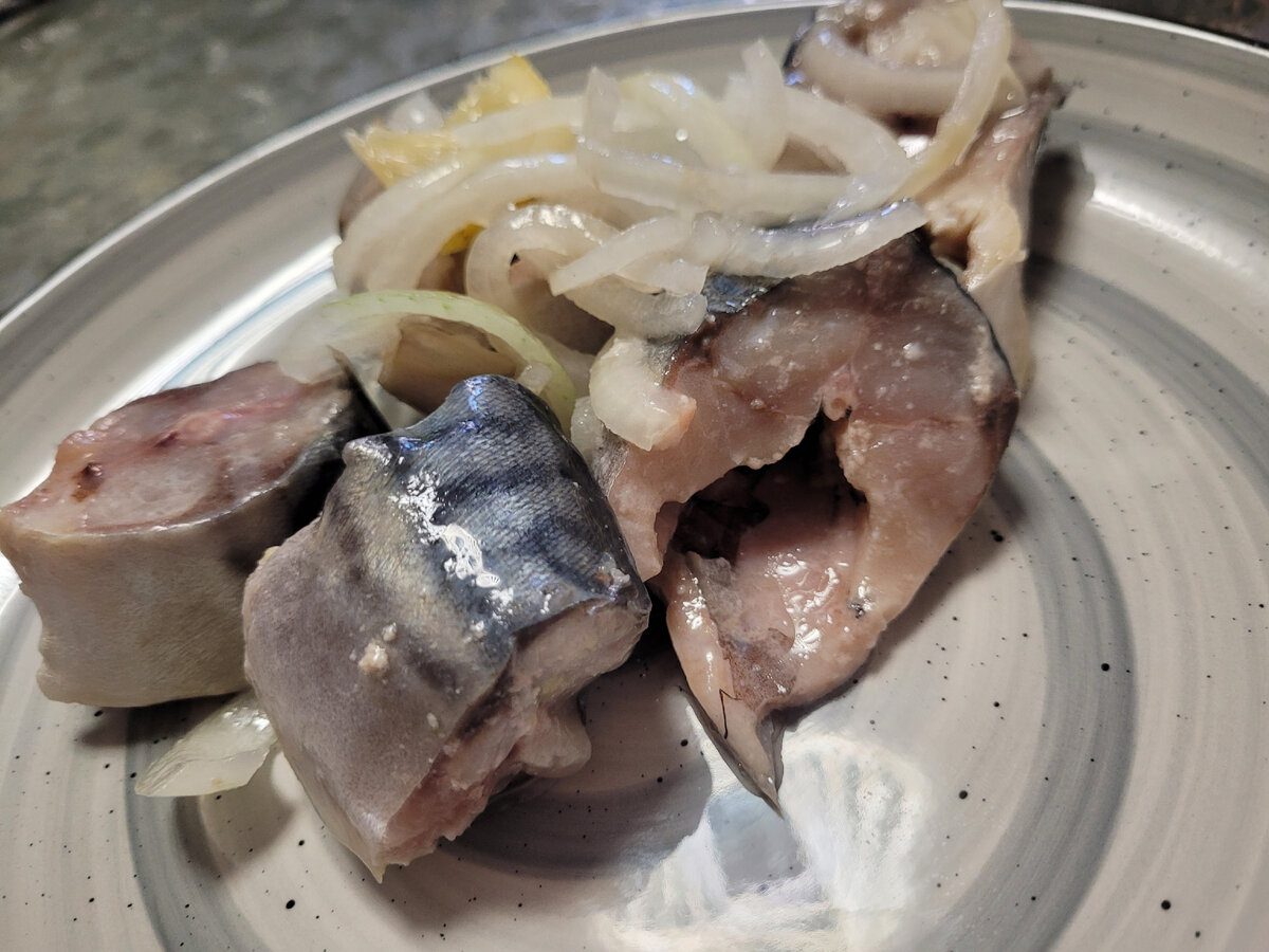 Кулінари поділились рецептом смачної та насиченої маринованої скумбрії – секретний спосіб