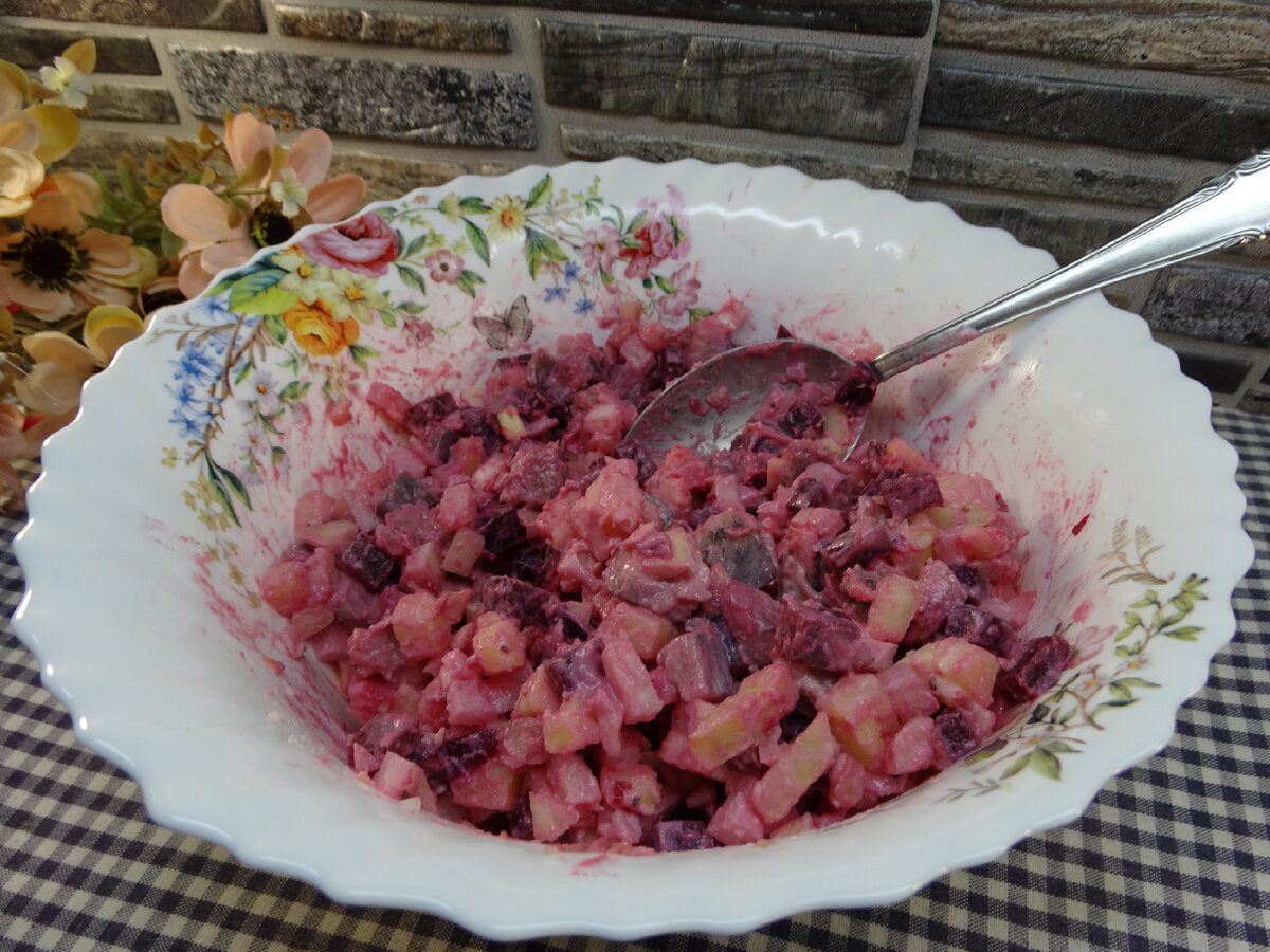 Кулінари розповіли, як приготувати смачний салат із буряком і рибою нашвидкуруч до свята