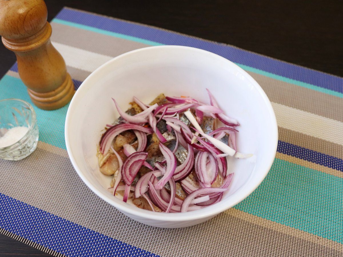 Кулінари розповіли, як приготувати смачний салат із буряком і рибою нашвидкуруч до свята