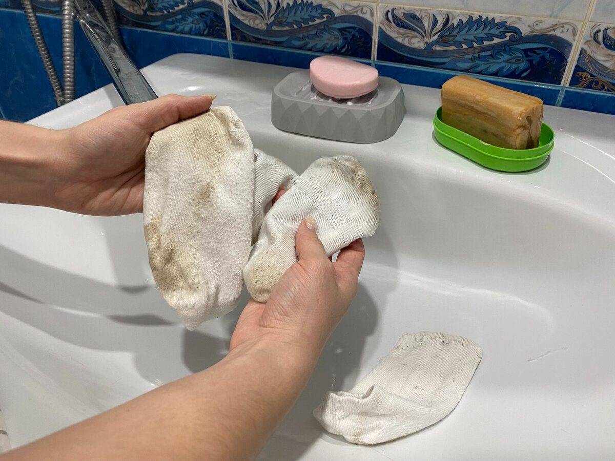 Експерти пояснили, як очистити білі шкарпетки до ідеального стану – простий трюк із пранням