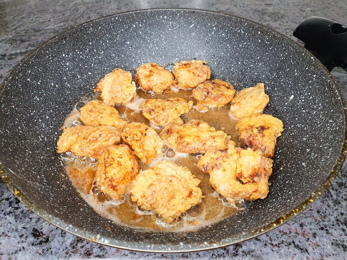 Господині розповіли, як приготувати курку, яка буде соковита всередині та хрустка зовні