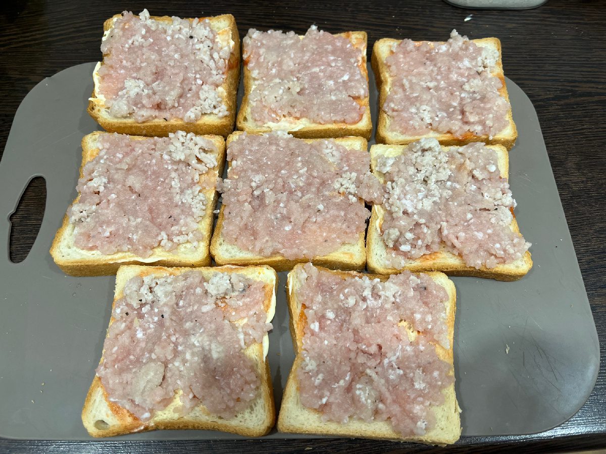 Кулінари розповіли, як приготувати смачні м'ясні тости до столу, аби нагодувати цілу родину