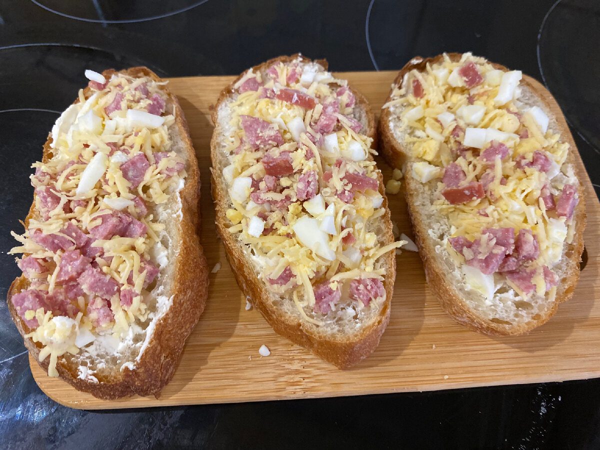 Кулінари розповіли, як приготувати смачні м'ясні тости до столу, аби нагодувати цілу родину