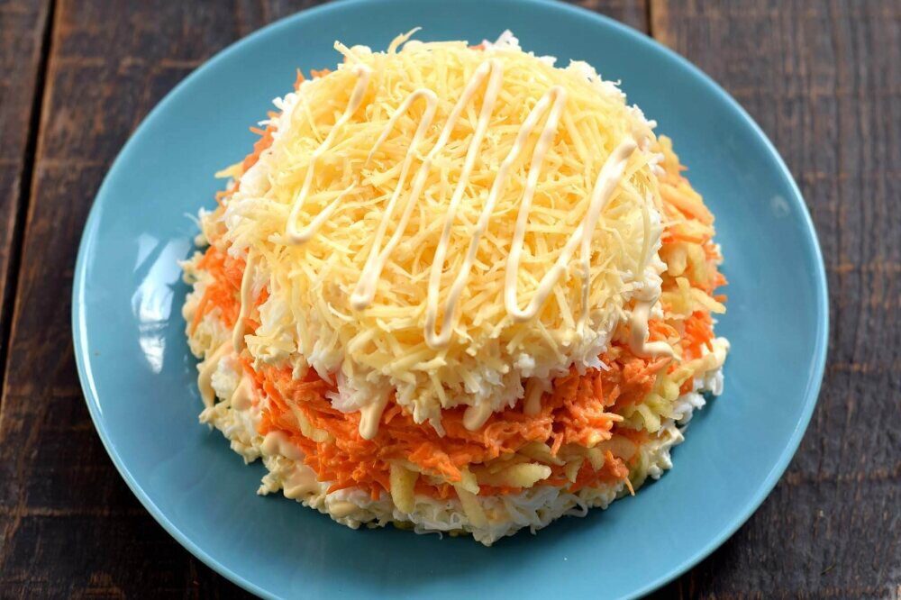 Кулінари розповіли, як приготувати смачний салат із додаванням яблук і сиру – незвичайний рецепт