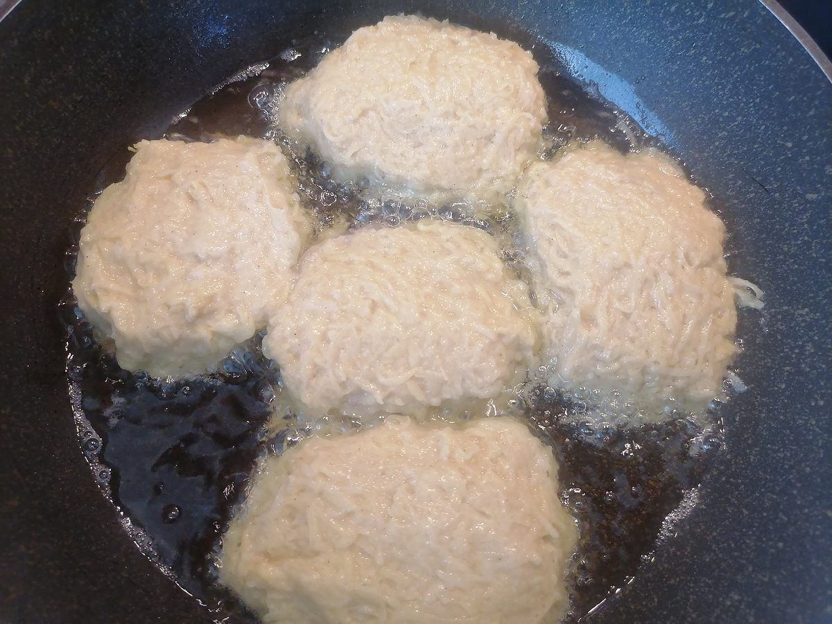 Кулінари розповіли, як приготувати смачні колдуни з додаванням м'ясного фаршу нашвидкуруч