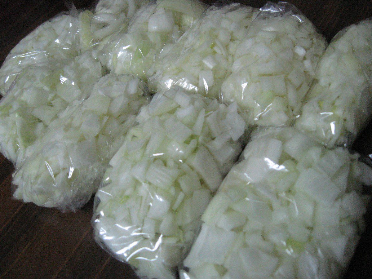 Експерти розповіли, як довго можна зберігати заморожену цибулю